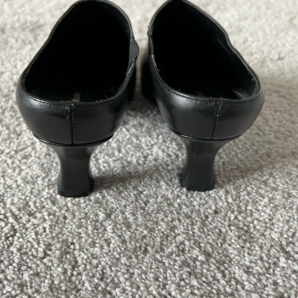 Women's Black Leather Mules size 6.5 Liz Claiborne EUC - Picture 4 of 8